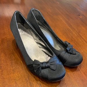 So black bow tie pumps